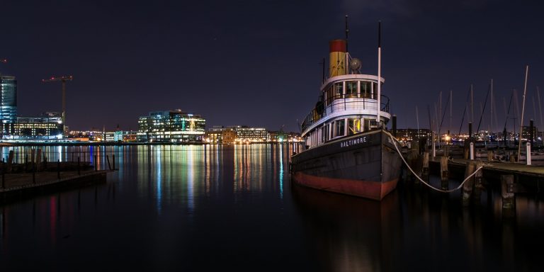 Boot im sicheren Hafen