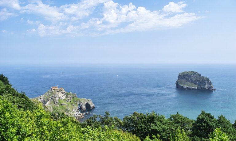 Photo by ELG21 islet, sea, cliffs