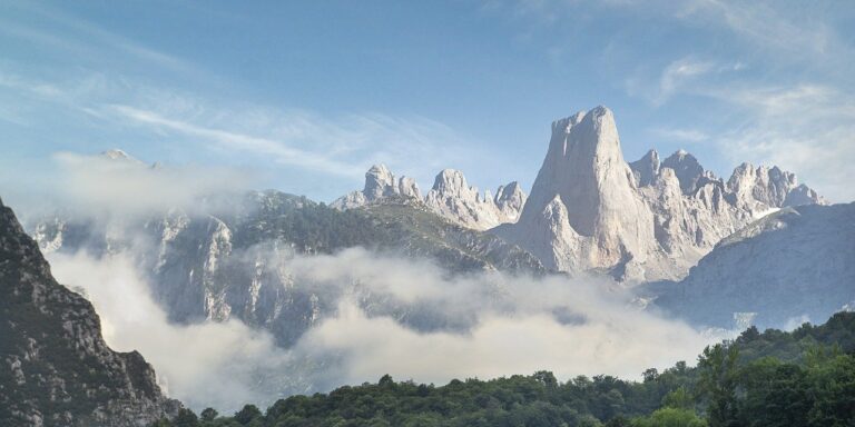 Photo by ELG21 moutains, fog, clouds