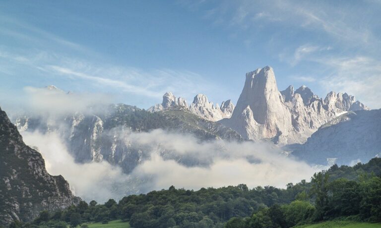 Photo by ELG21 moutains, fog, clouds