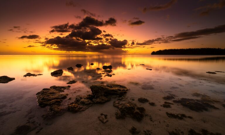 Photo by Fabien BELLANGER the sun is setting over a body of water