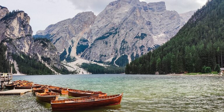 Photo by vilanchelo moutains, lake, boat