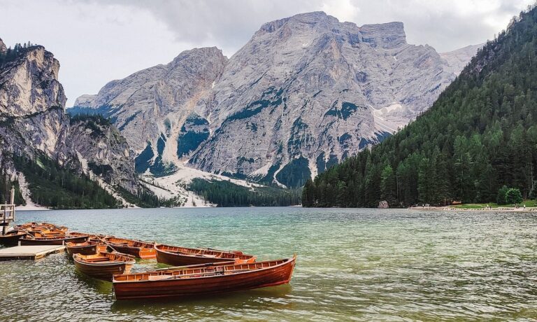 Photo by vilanchelo moutains, lake, boat