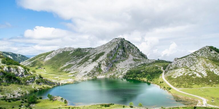 Photo by ELG21 landscape, lake, mountain, darling, clouds, spain, nature, asturias, covadonga