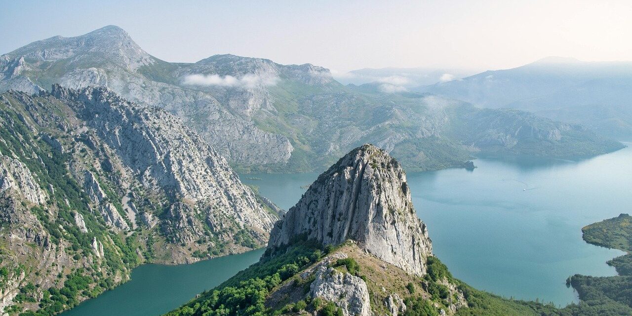 Photo by ELG21 landscape, fog, mountain, hiking, riaño, spain, nature, forest