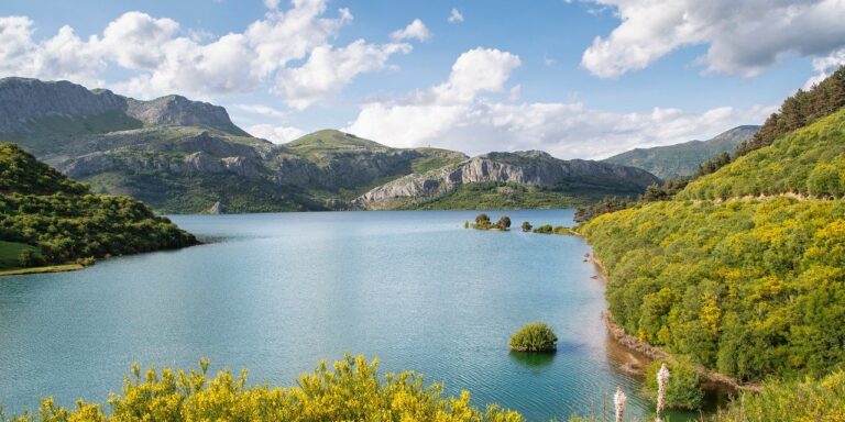 Photo by ELG21 landscape, lake, moutains, clouds, vegetation, nature, hiking