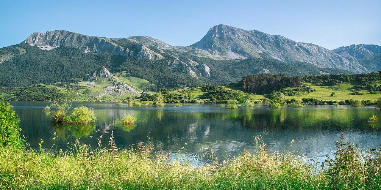 Photo by ELG21 landscape, lake, moutains, nature, vegetation, darling, hiking, trees