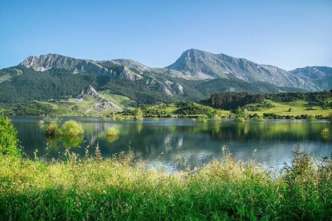 Photo by ELG21 landscape, lake, moutains, nature, vegetation, darling, hiking, trees